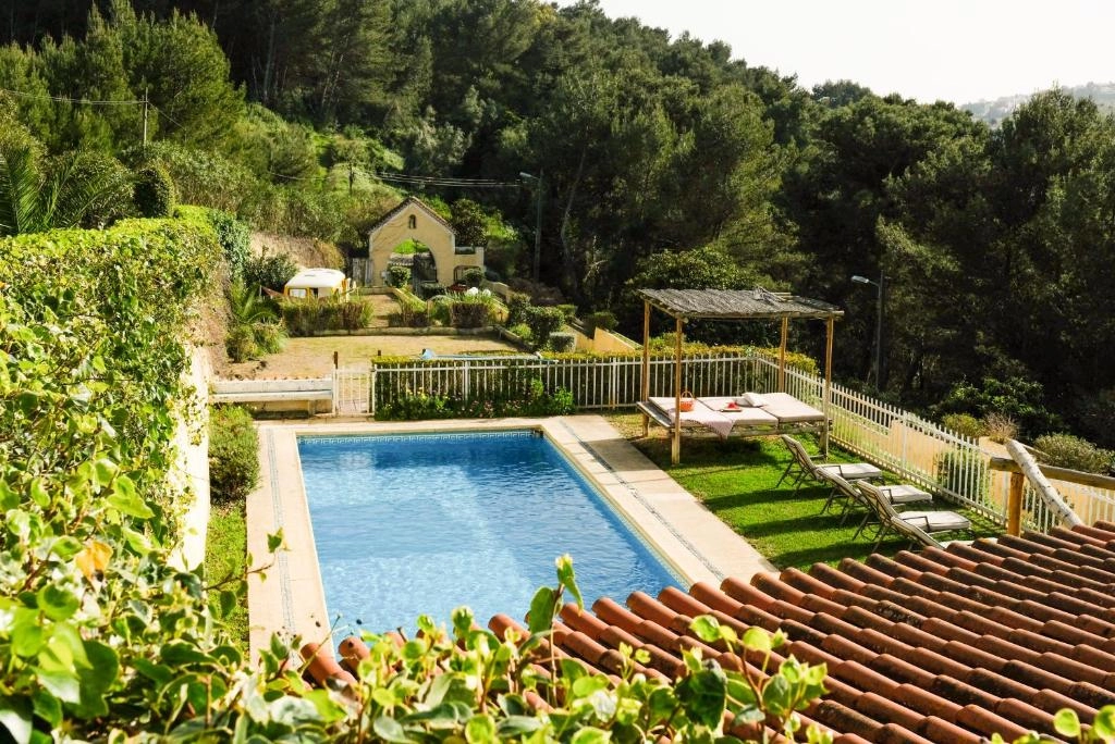 Lisbon Country Villa - pool and gardens